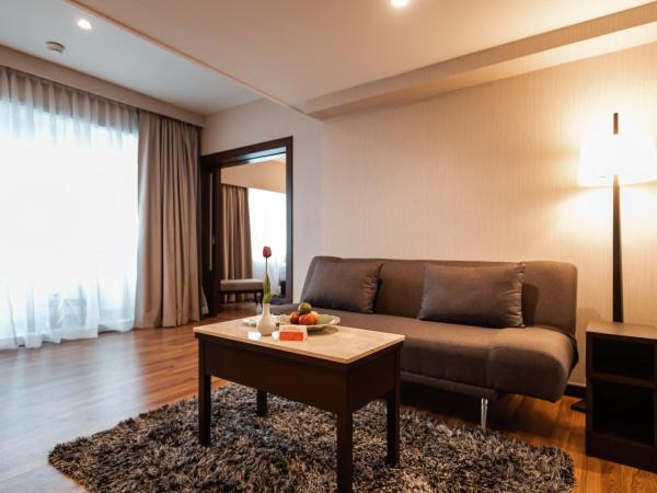 Ramada Plaza by Wyndham Bangkok Menam Riverside : photo 1 de la chambre suite lit king-size avec balcon - vue sur rivière