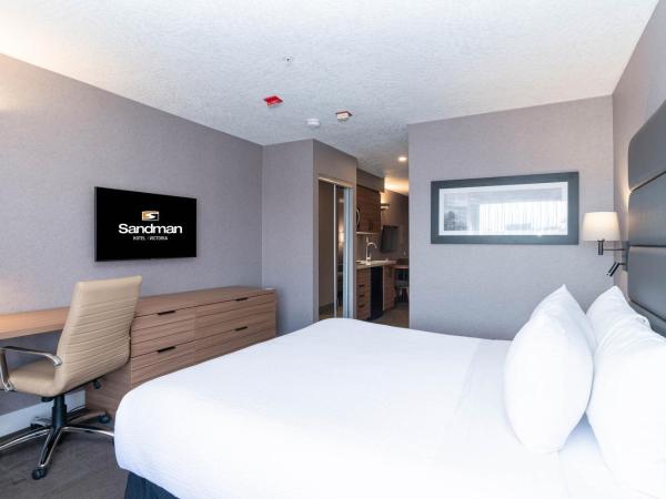 Sandman Hotel Victoria : photo 2 de la chambre suite standard avec 1 lit king-size, canapé-lit, kitchenette