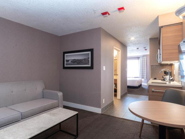 Sandman Hotel Victoria : photo 4 de la chambre suite standard avec 1 lit king-size, canapé-lit, kitchenette