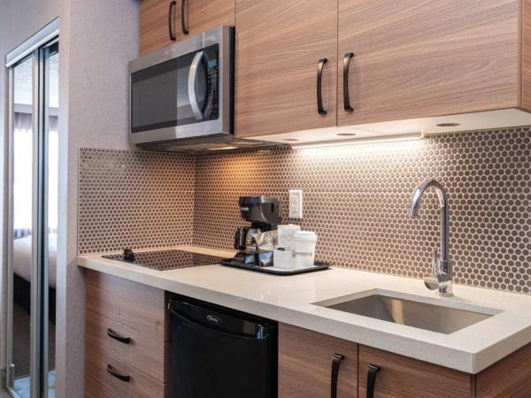 Sandman Hotel Victoria : photo 6 de la chambre suite standard avec 1 lit king-size, canapé-lit, kitchenette