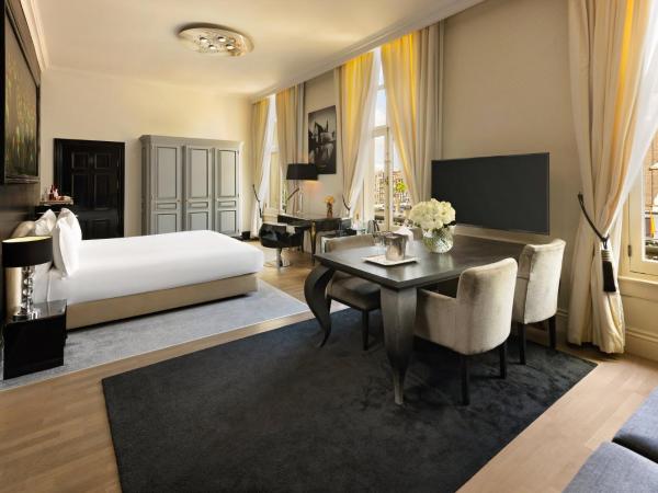 InterContinental Amstel Amsterdam, an IHG Hotel : photo 7 de la chambre suite junior avec lit king-size et vue sur la rivière