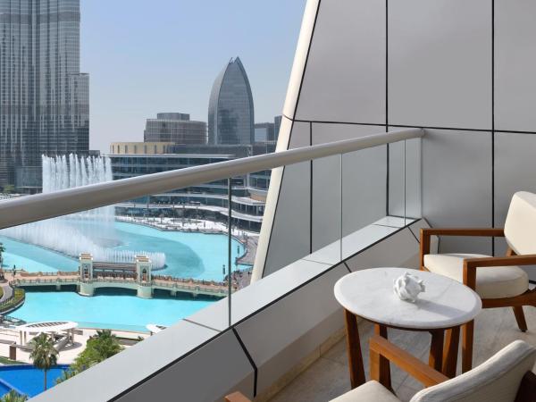 Address Downtown : photo 2 de la chambre chambre club - accès au salon - balcon - vue burj khalifa et fontaine