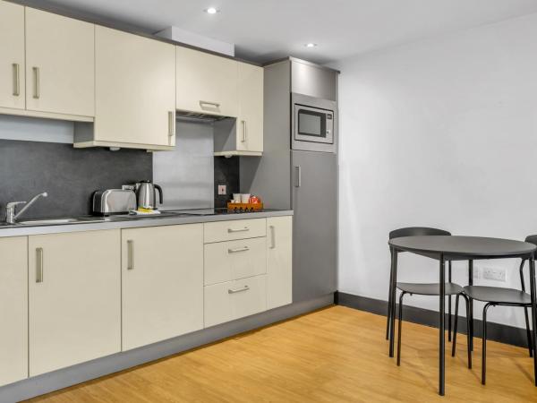 Roomzzz Leeds City West : photo 5 de la chambre studio familial