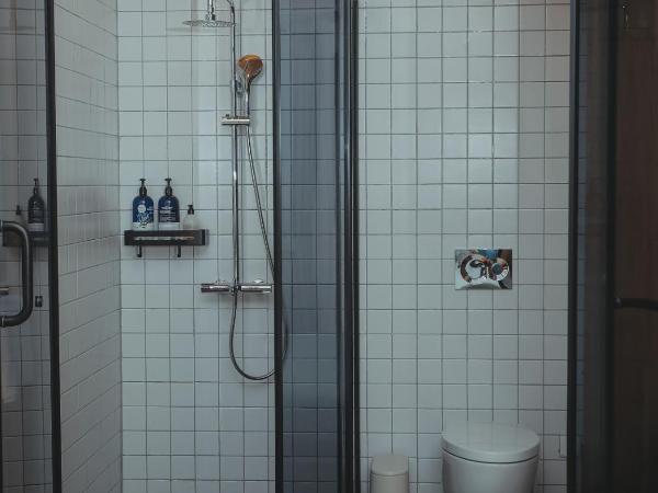 MK Inn : photo 5 de la chambre chambre lit king-size - vue sur jardin