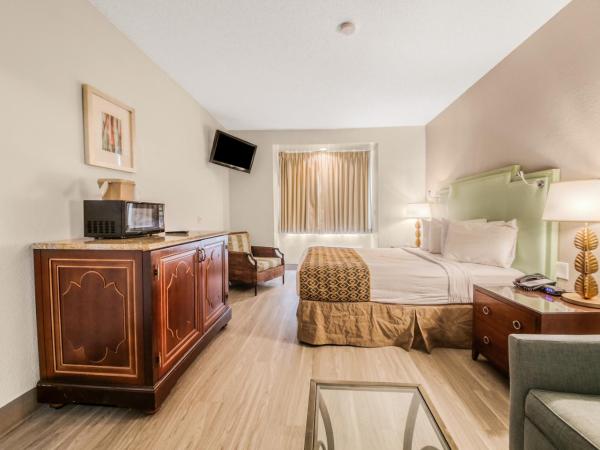 Baymont by Wyndham Orlando-International Dr-Universal Blvd : photo 2 de la chambre king room with mobility/hearing access and roll-in shower, non-smoking