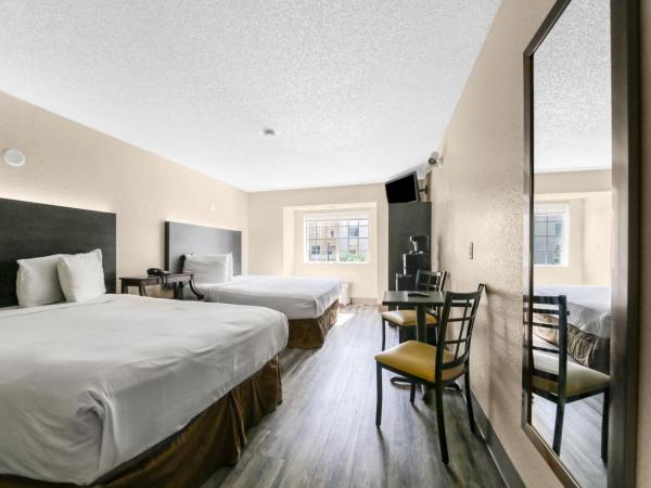 Baymont by Wyndham Orlando-International Dr-Universal Blvd : photo 4 de la chambre queen studio suite with two queen beds, mobility/hearing access and tub with grab bars, non-smoking