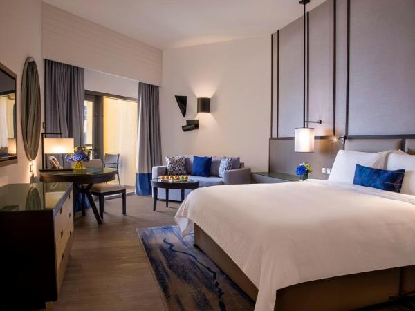 Amwaj Rotana, Jumeirah Beach - Dubai : photo 3 de la chambre chambre lit king-size récemment rénovée avec balcon - vue sur mer 