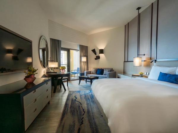 Amwaj Rotana, Jumeirah Beach - Dubai : photo 4 de la chambre chambre lit king-size récemment rénovée avec balcon - vue sur mer 