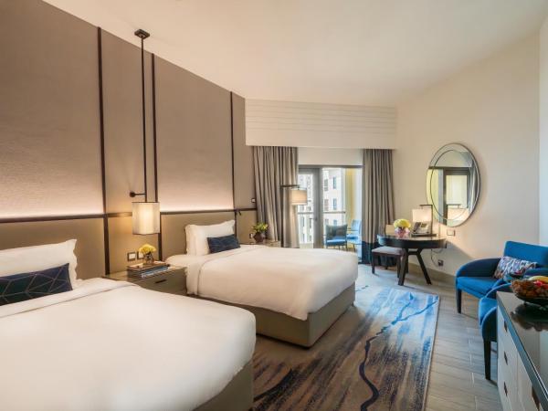 Amwaj Rotana, Jumeirah Beach - Dubai : photo 2 de la chambre chambre lits jumeaux récemment rénovée avec balcon - vue sur mer
