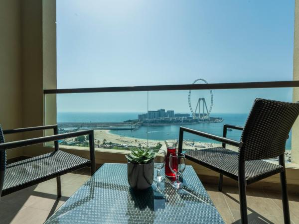 Amwaj Rotana, Jumeirah Beach - Dubai : photo 5 de la chambre chambre lits jumeaux récemment rénovée avec balcon - vue sur mer et ain dubaï