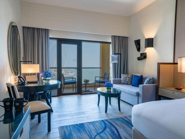 Amwaj Rotana, Jumeirah Beach - Dubai : photo 2 de la chambre chambre lit king-size récemment rénovée avec balcon et accès au salon - vue sur front de mer 