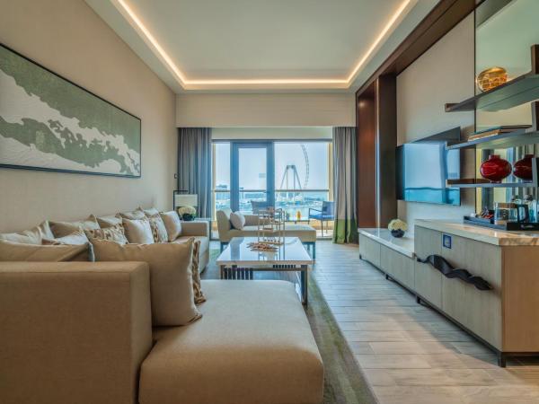 Amwaj Rotana, Jumeirah Beach - Dubai : photo 4 de la chambre suite 1 chambre récemment rénovée avec balcon et accès au salon - vue sur front de mer