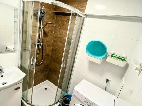 Ursus Rooms-Self Check-in : photo 6 de la chambre chambre double deluxe avec lit d'appoint