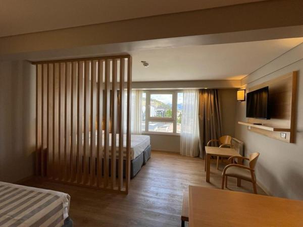 Hotel Ayres Del Nahuel : photo 4 de la chambre comfort superior family room with lake view