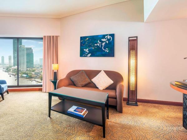 Royal Orchid Sheraton Hotel and Towers : photo 6 de la chambre suite junior avec lit king-size et accès au salon-club - vue sur fleuve