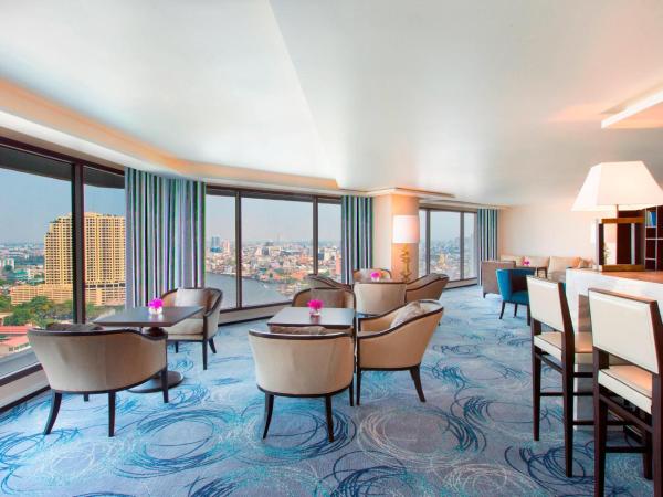 Royal Orchid Sheraton Hotel and Towers : photo 9 de la chambre chambre club deluxe avec 1 lit king-size et accès au salon club - vue sur rivière
