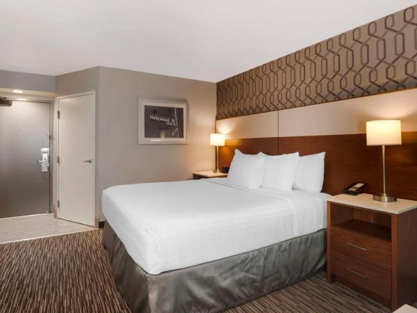 Best Western Plus Commerce Hotel : photo 5 de la chambre chambre lit king-size avec douche accessible en fauteuil roulant - adaptée aux personnes à mobilité réduite