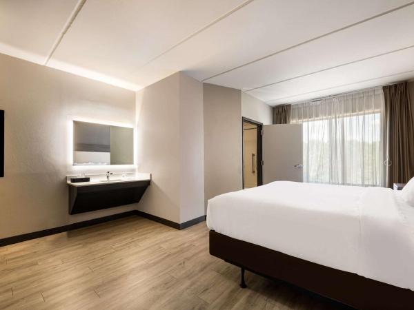 Comfort Suites Northlake : photo 5 de la chambre business king suite - accessible/non-smoking