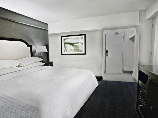 Sheraton Fallsview Hotel : photo 1 de la chambre chambre lit queen-size - vue intérieure