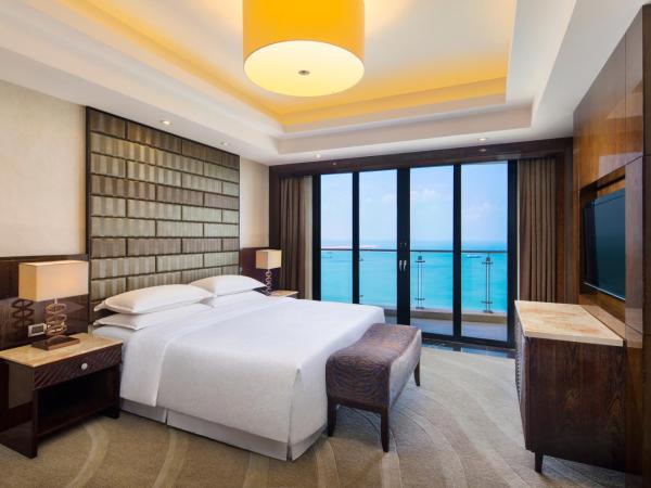 Four Points by Sheraton Hainan, Sanya : photo 1 de la chambre suite junior lit king-size plus spacieuse avec balcon - vue sur océan