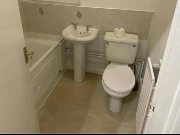 double and single bedrooms in London flat : photo 1 de la chambre chambre double avec salle de bains commune