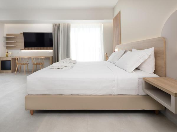 Epavli Grace Hotel : photo 4 de la chambre suite lit king-size avec balcon