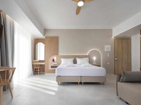 Epavli Grace Hotel : photo 2 de la chambre suite lit king-size avec balcon