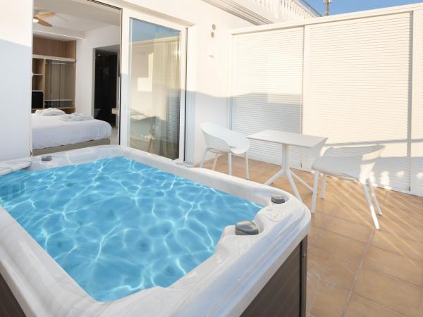 Epavli Grace Hotel : photo 2 de la chambre suite avec balcon