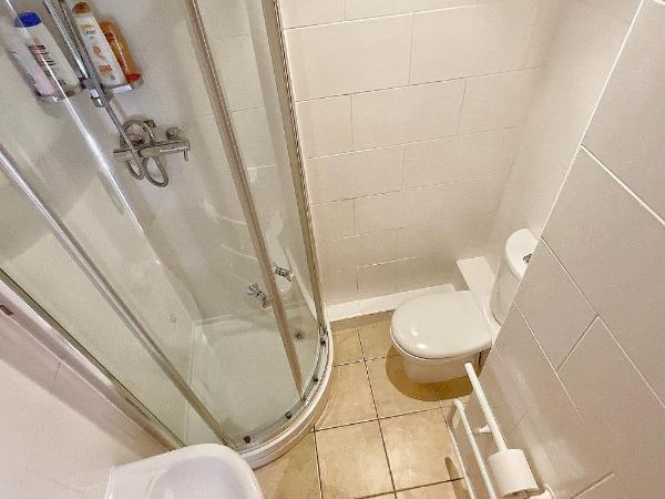 Minimalist space - Manchester City Centre : photo 1 de la chambre chambre double avec salle de bains privative