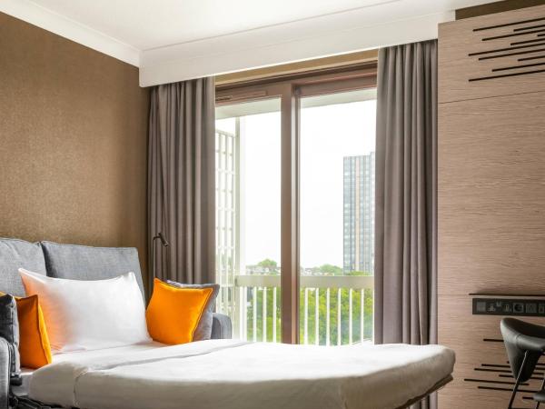 London Marriott Hotel Regents Park : photo 5 de la chambre chambre supérieure lit king-size plus spacieuse avec canapé-lit et balcon