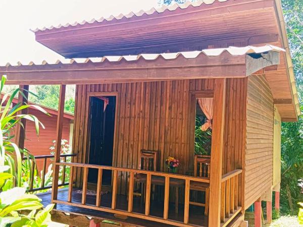 Lanta Maikeaw Bungalow : photo 5 de la chambre chambre triple