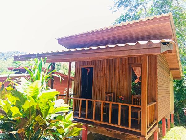 Lanta Maikeaw Bungalow : photo 2 de la chambre chambre triple
