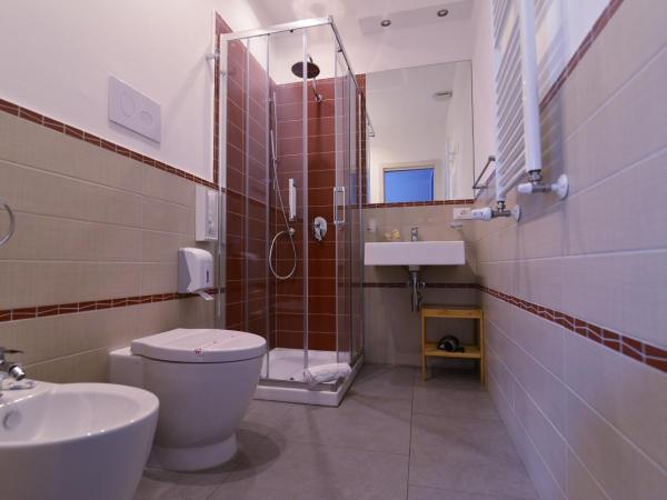 B&B Le Porte Del Centro : photo 8 de la chambre chambre double ou lits jumeaux avec salle de bains privative