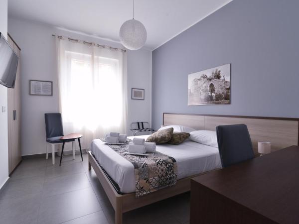 B&B Le Porte Del Centro : photo 2 de la chambre chambre double avec salle de bains privative