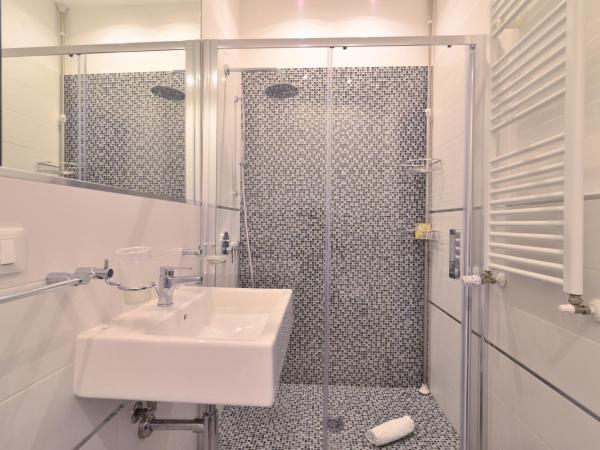 B&B Le Porte Del Centro : photo 7 de la chambre chambre double avec salle de bains privative
