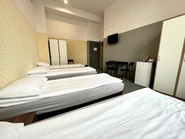 BLUE Hostel - Private Rooms by Friendly Hostel : photo 6 de la chambre chambre quadruple