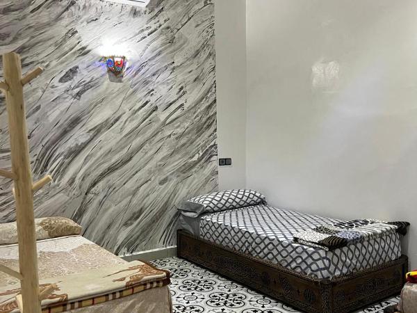 Kasbah Red Castel Hostel : photo 2 de la chambre chambre triple - vue sur la piscine