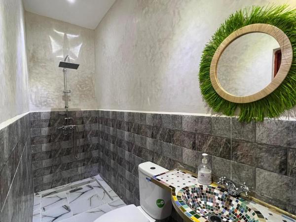 Kasbah Red Castel Hostel : photo 4 de la chambre chambre triple - vue sur la piscine