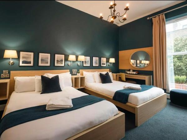 Celtic Lodge Guesthouse - Restaurant & Bar : photo 1 de la chambre chambre familiale avec salle de bains privative