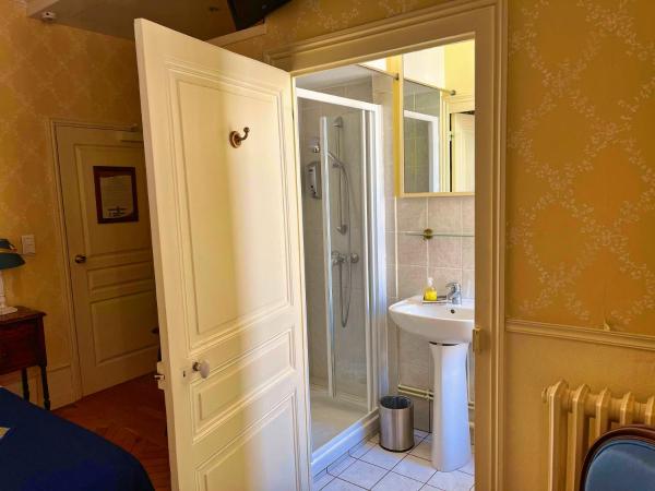 LE JARDIN DU VENDOME : photo 5 de la chambre chambre double avec salle de bains privative