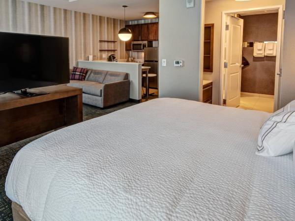 Residence Inn by Marriott Nashville Green Hills : photo 3 de la chambre suite lit king-size avec canapé-lit et baignoire adaptée - accessible aux personnes à mobilité réduite et malentendantes