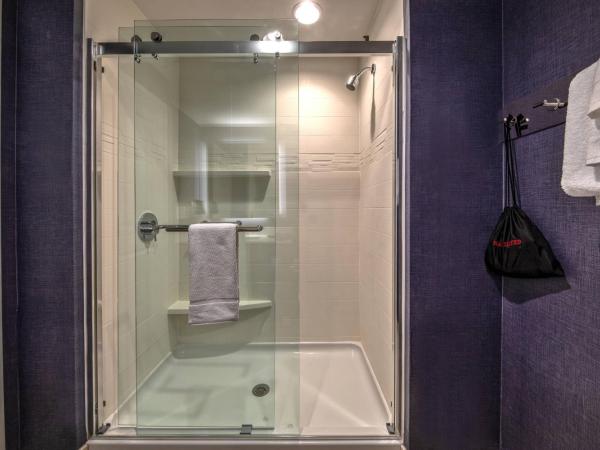 Residence Inn by Marriott Nashville Green Hills : photo 5 de la chambre suite lit king-size avec canapé-lit et baignoire adaptée - accessible aux personnes à mobilité réduite et malentendantes