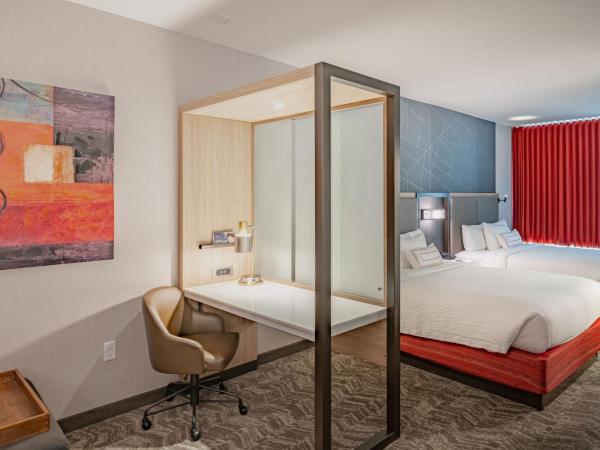SpringHill Suites Dallas Central Expressway : photo 6 de la chambre suite 2 lits queen-size avec lit gigogne