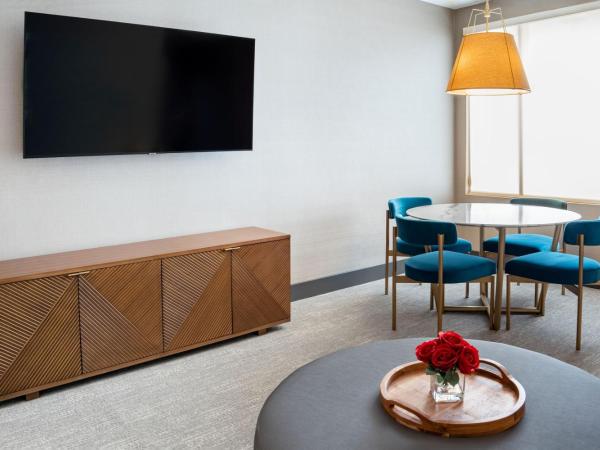 SpringHill Suites by Marriott Chicago Chinatown : photo 6 de la chambre suite appartement de grand standing avec canapé-lit