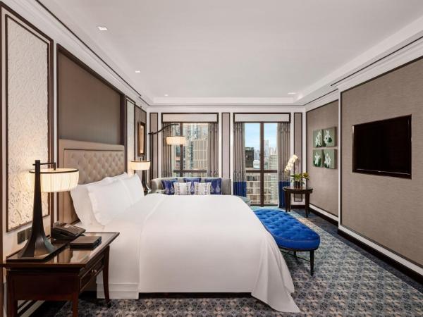 The Athenee Hotel, a Luxury Collection Hotel, Bangkok : photo 4 de la chambre suite royal club avec lit king-size et accès au salon-club - vue sur ville