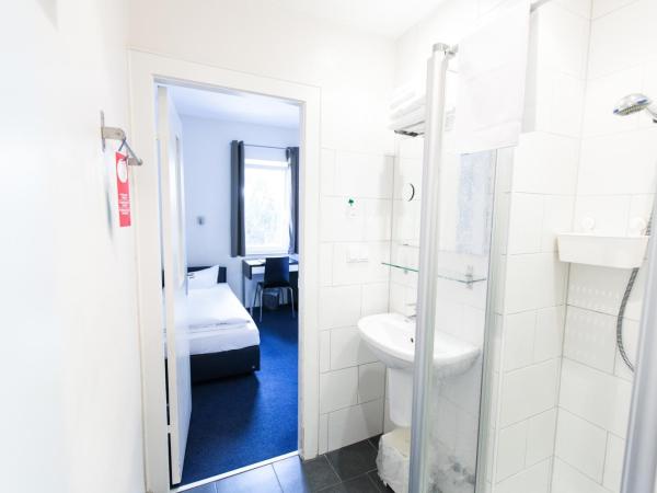 Arcade Hotel & Hostel Hamburg : photo 5 de la chambre chambre double ou lits jumeaux avec toilettes communes