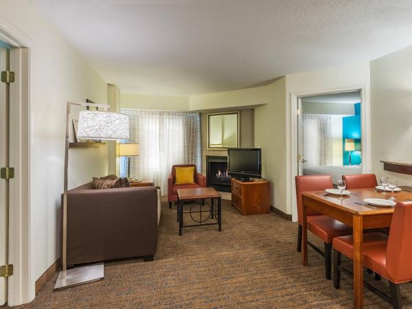 Residence Inn Charlotte SouthPark : photo 1 de la chambre two-bedroom suite with fire place