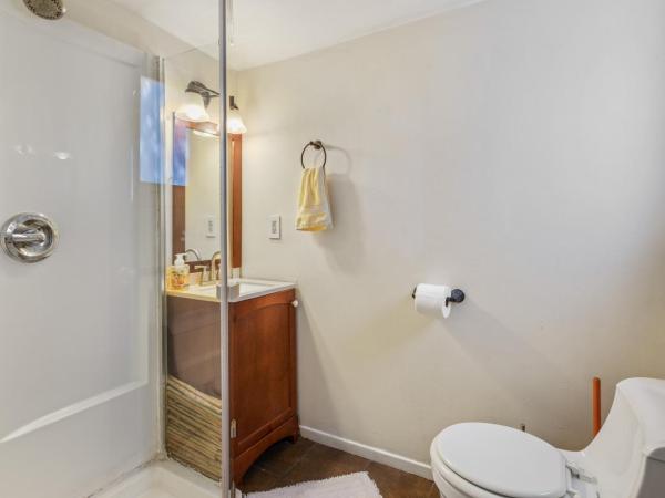 Private Studio City Guest House : photo 2 de la chambre chambre double avec salle de bains privative