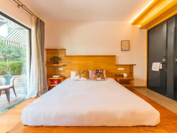 MK Inn : photo 3 de la chambre chambre lit king-size - vue sur jardin
