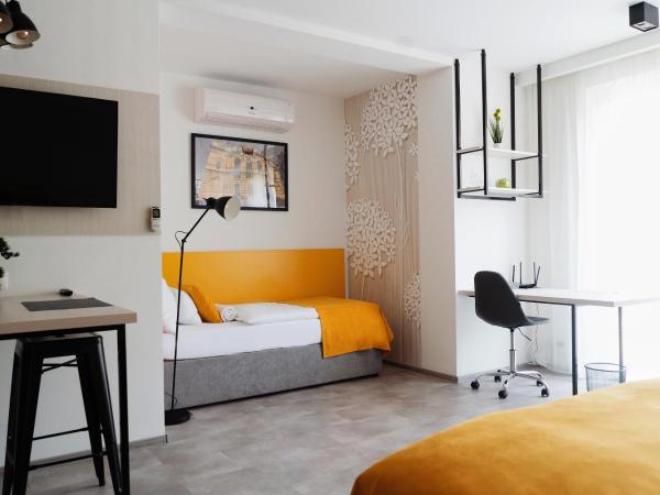 RIVA Szeged : photo 8 de la chambre chambre double ou lits jumeaux avec lit d'appoint